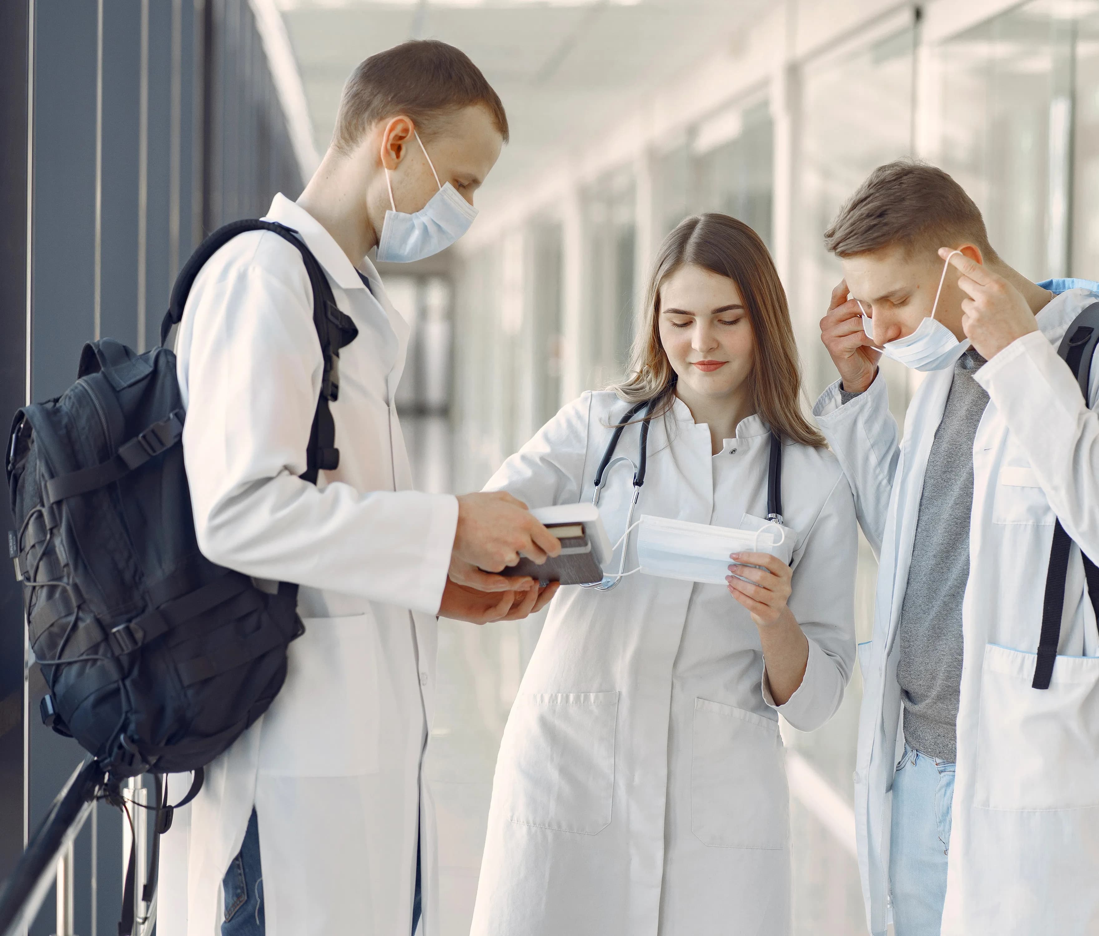 medical_students with_a phone_mocni_na_starcie_CODEWAVE_11zon.webp